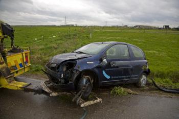 Auto in sloot na uitwijkmanoeuvre voor fazanten