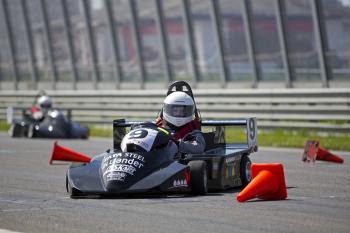 Scholieren racen in zelfgebouwde karts in Zandvoort